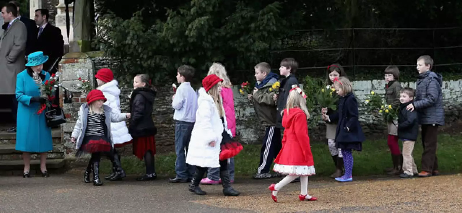 A 142 kilómetros más lejos, en la iglesia St. Mary Magdalene de Sandringham, Norfolk, el resto de la familia británica acudió al servicio navideño. Ahí decenas de niños se formaron para saludar a la Reina Isabel II.