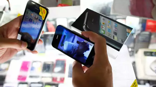 La agencia Reuters reportó este jueves la venta de un teléfono celular que se ostenta como  el nuevo iPhone de Apple.