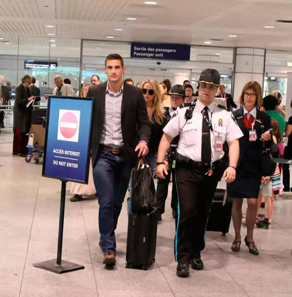 Desde hace varias semanas se ha visto a este hombre resguardar a la actriz.