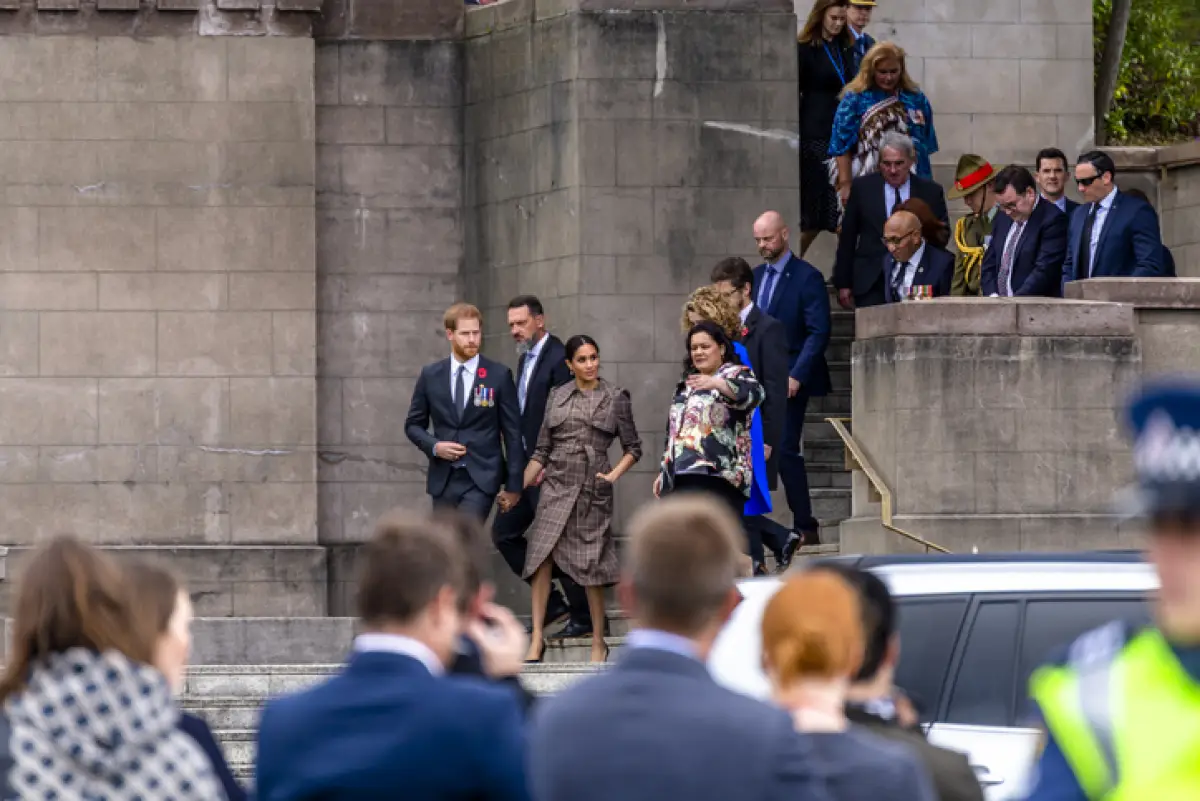 Harry y Meghan salen del Wellington War Memorial en Nueva Zelanda.