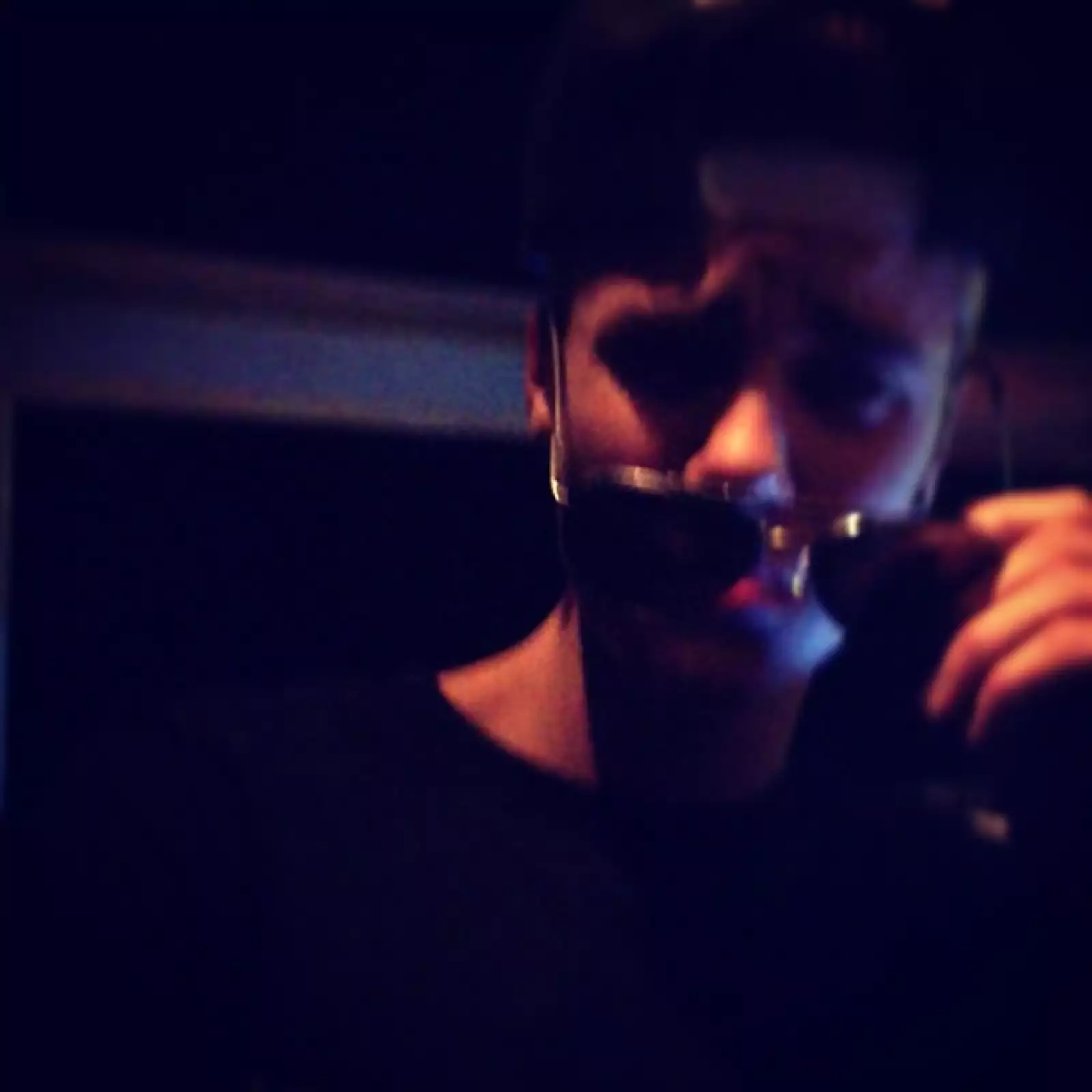 Es fanático de usar lentes de sol, collares y pulseras de todo tipo.