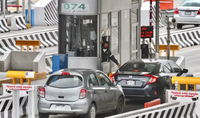 Autos detenidos en una caseta de Capufe para pagar su peaje. A partir del 13 de abril hay nuevas tarifas en las casetas de Capufe. 