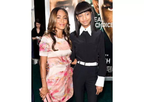 La hija más pequeña de Will Smith estrena nuevo video cuyo tema es un romance de verano. "Summer fling" ha sido criticado porque se dice que Willow aún es muy pequeña para realizar este tipo de clips.