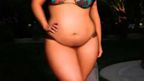 Reconocidas por tener un hot body, estas celebridades han perdido su envidiable figura gracias al artista español David Lopera, maestro en la alteración artística, quien las hizo lucir con 50 kilos de más. Así se vería Kim Kardashian en bikini.