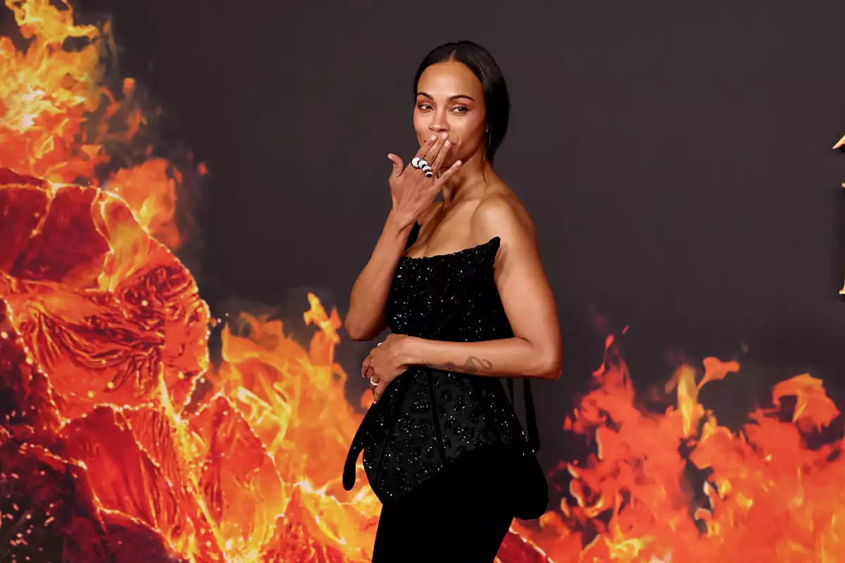 Foto de Zoe Saldana lanzando un beso a la cámara