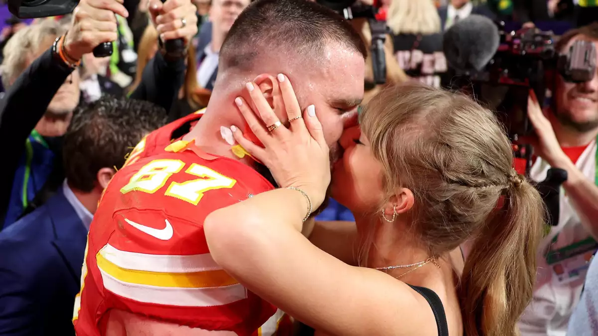 Taylor Swift y Travis Kelce ganan el Super Bowl y sellan su victoria con un beso