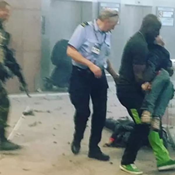 Al menos una de las explosiones en el aeropuerto fue causada por un atacante suicida, según autoridades.