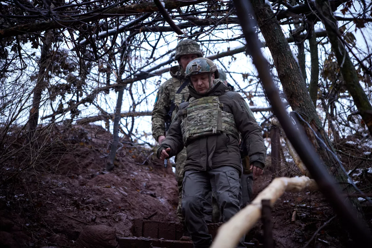 El presidente ucraniano, Volodymyr Zelensky, visita posiciones de combate y se reúne con militares en primera línea con los separatistas respaldados por Rusia en la región de Donetsk en el Día de las Fuerzas Armadas de Ucrania el 6 de diciembre de 2021.