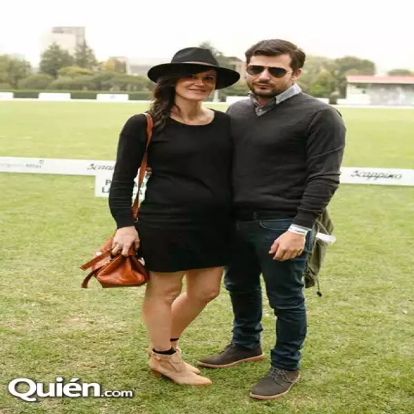 En 2013 la encontramos en un evento ecuestre acompañada de su espos Alejandro Castro. Mostró un look muy ad hoc para la ocasión, luciendo su embarazo y con elementos en tendencia.