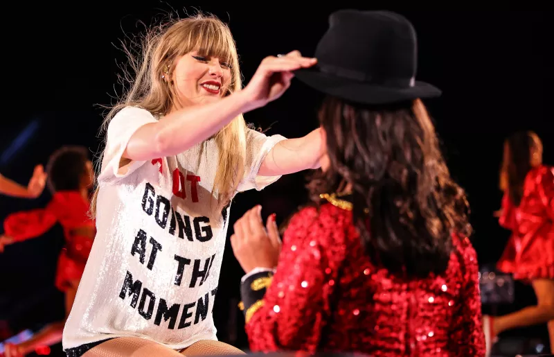 Taylor Swift regala su sombrero a una fan