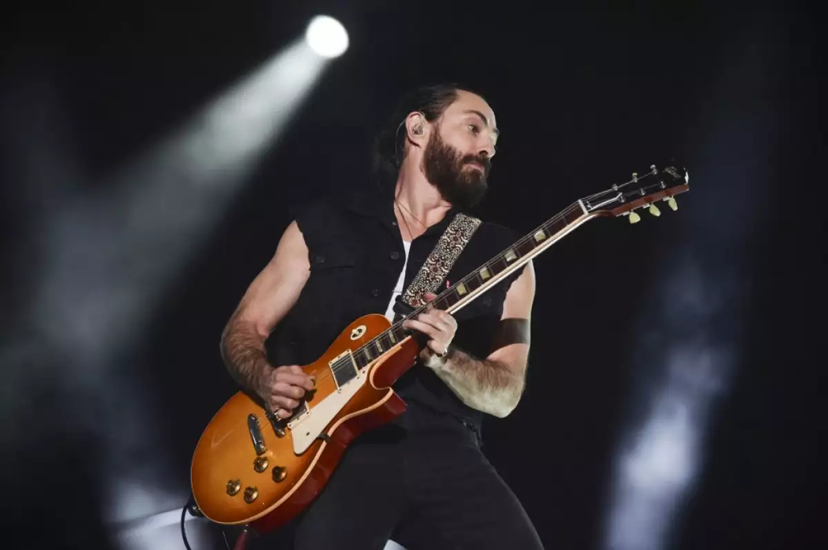 Foto de Jay de la Cueva tocando la guitarra durante el Vive Latino 2025 en la presentación de Molotov en el festival.