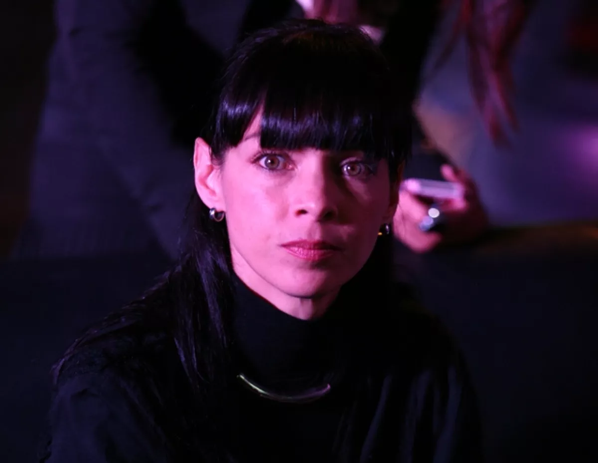 Para tener una piel limpia y saludable Celina se lava la cara todas las noches.