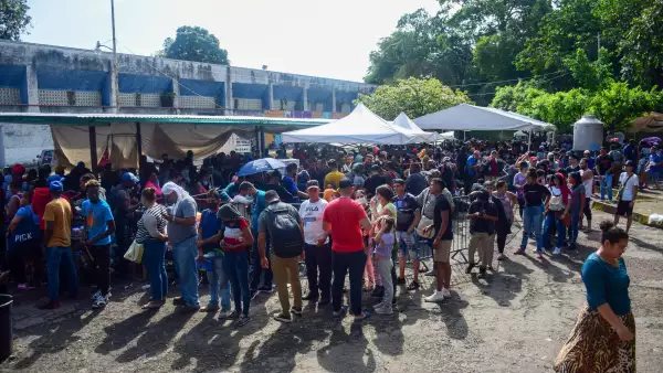 Son cientos de migrantes que se congregan desde tempranas horas en las oficinas de la Comisión Mexicana de Ayuda a Refugiados para solicitar refugio en nuestro país.