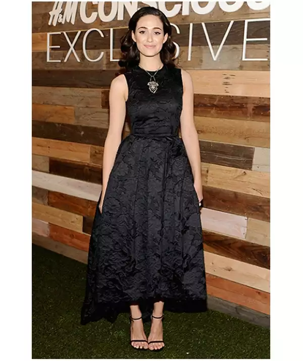 Emmy Rossum eligió un vestido con textura floral en colo negro. Su peinado es classy, ideal con su look.