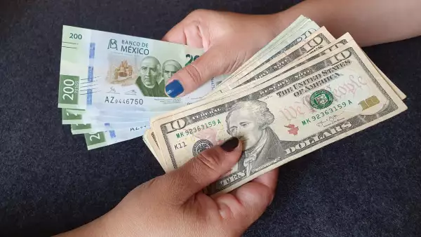 El peso mexicano se deprecia este lunes pese a buenos datos económicos