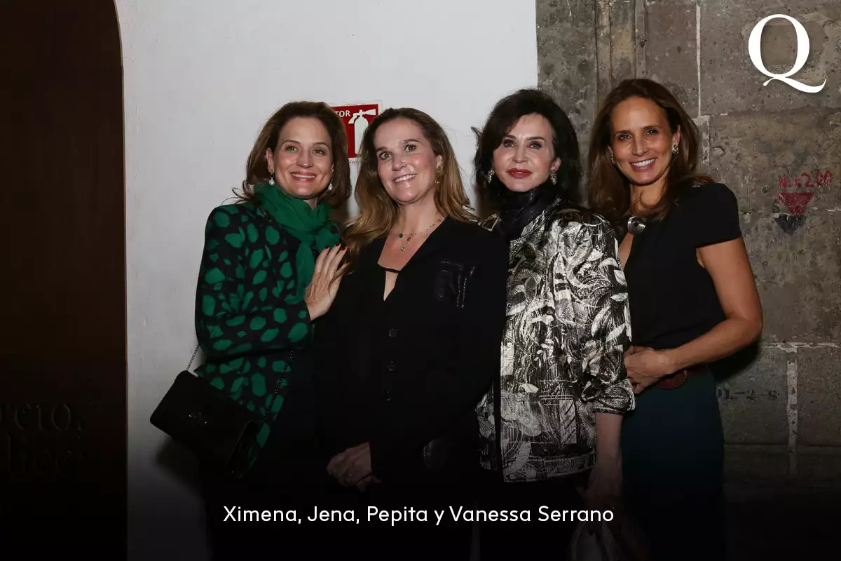 Carmen Beatriz LópezPortillo entrega medalla a Pepita Serrano