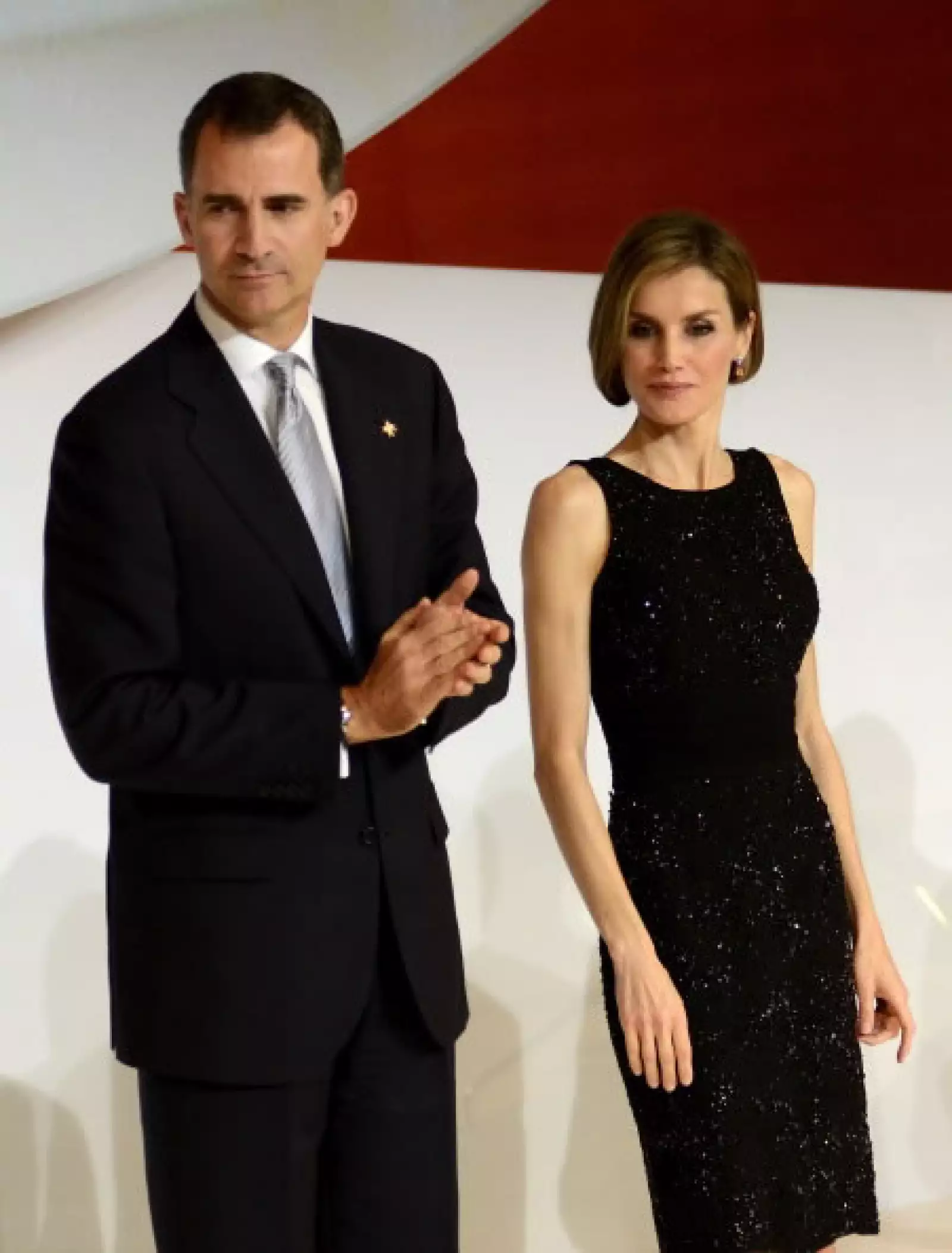 Como sabemos, este vestido lápiz bordado con lentejuelas de Felipe Varela, lo ha usado varias veces desde que se casó con Felipe. Esta vez le dio un toque diferente simulando un corte bob, que le dio estilismo y una elegancia particular.