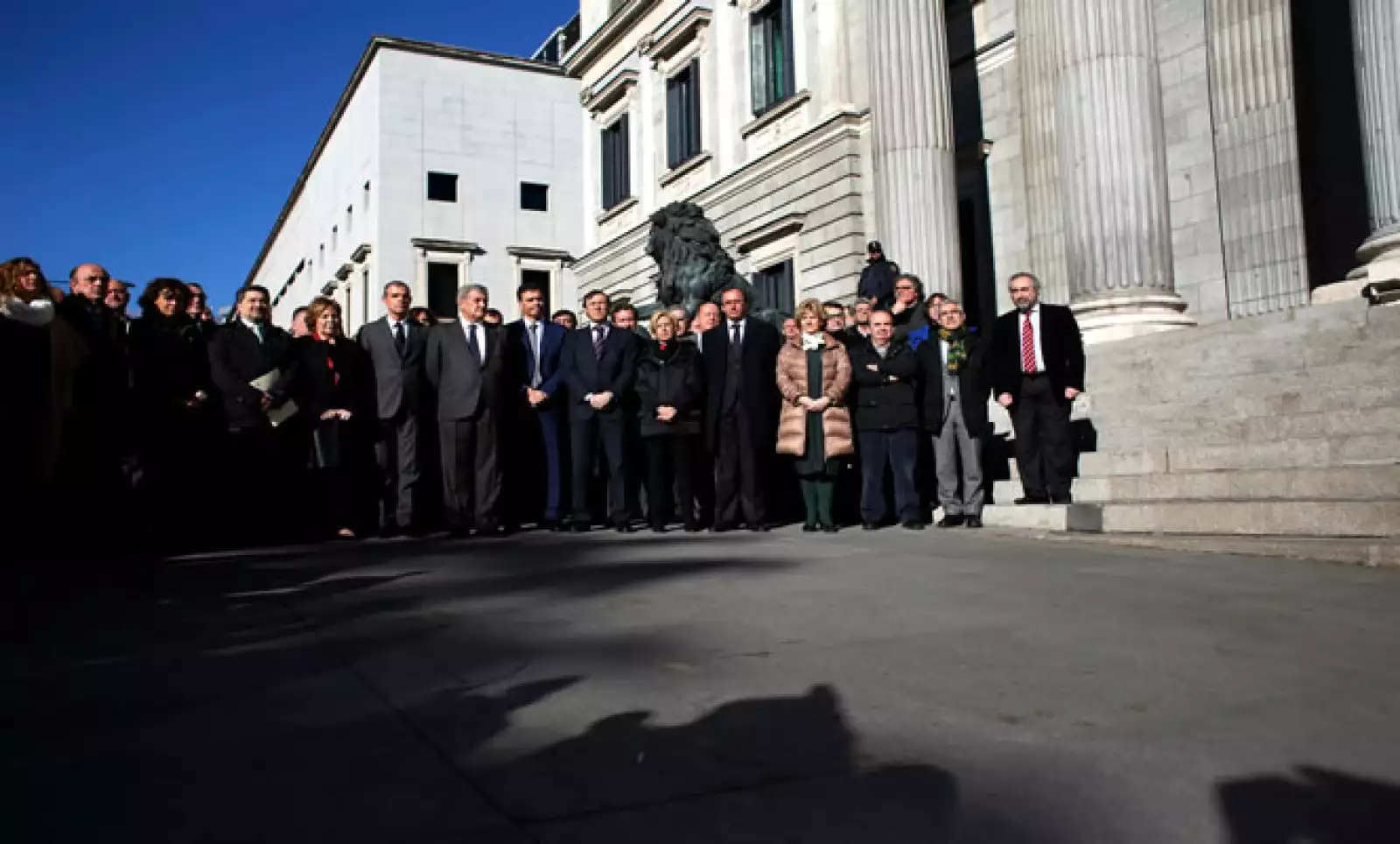 El embajador de Francia en ese país se reunió con legisladores para guardar un minuto de silencio.