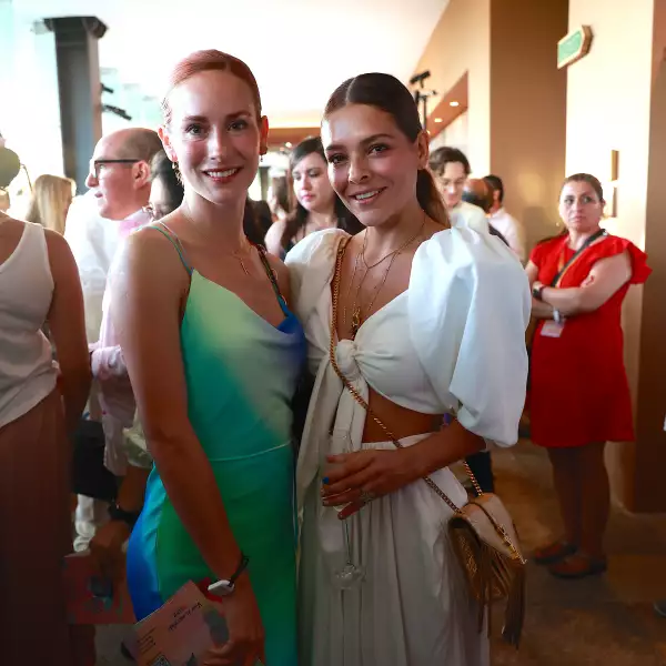 Alicia Moreno  y Grettell Valdez