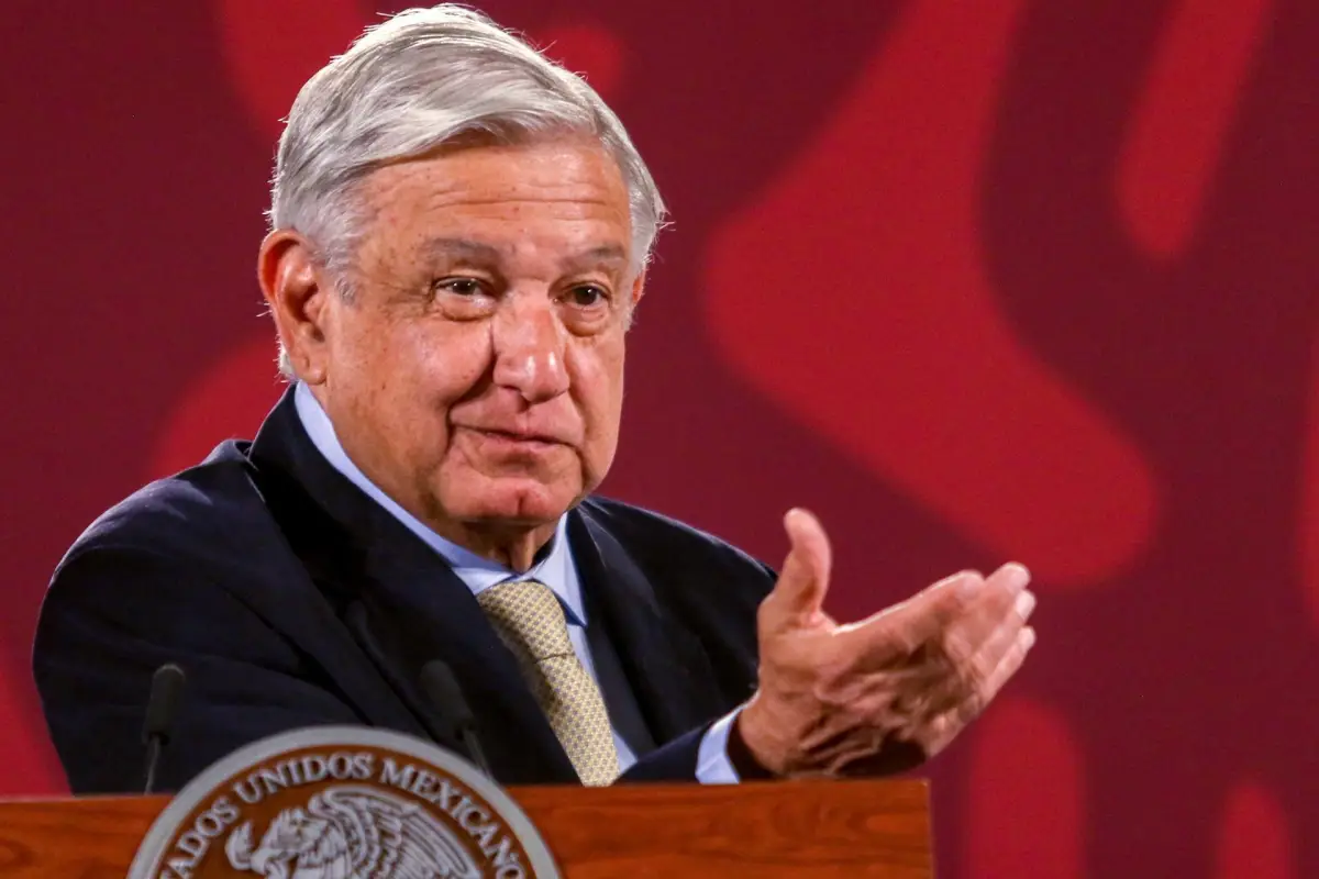 AMLO muestra lista de deudores del SAT