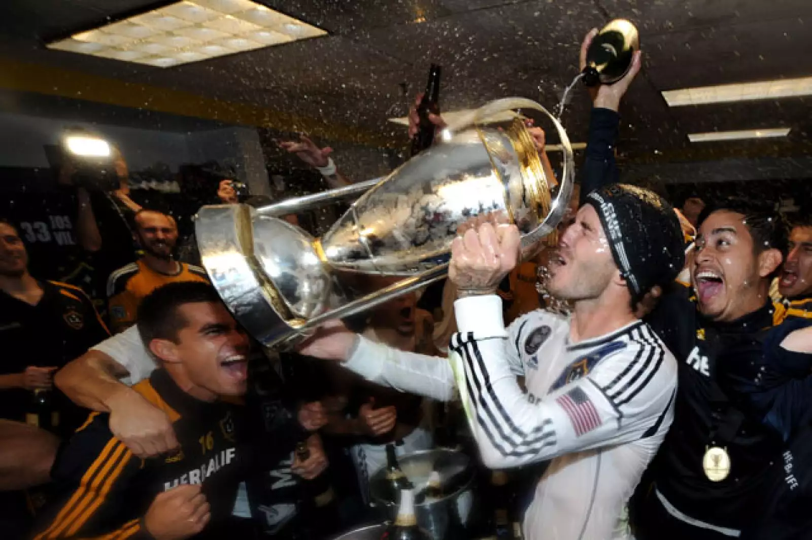 El centrocampista inglés David Beckham dijo adiós a su experiencia en la MLS con un triunfo del Galaxy de Los Ángeles en la final contra el Dynamo de Houston.