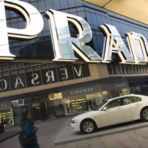 Boutiques de lujo como Prada y Versace, y autos deportivos, adornan las calles de Pekín.