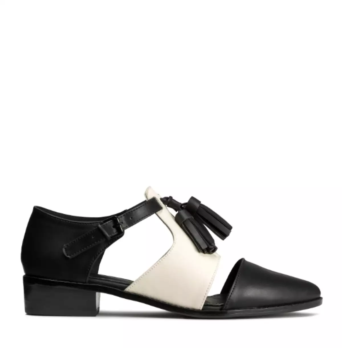 Zapatos en piel sintética, H&M, $859; Parque Toreo.