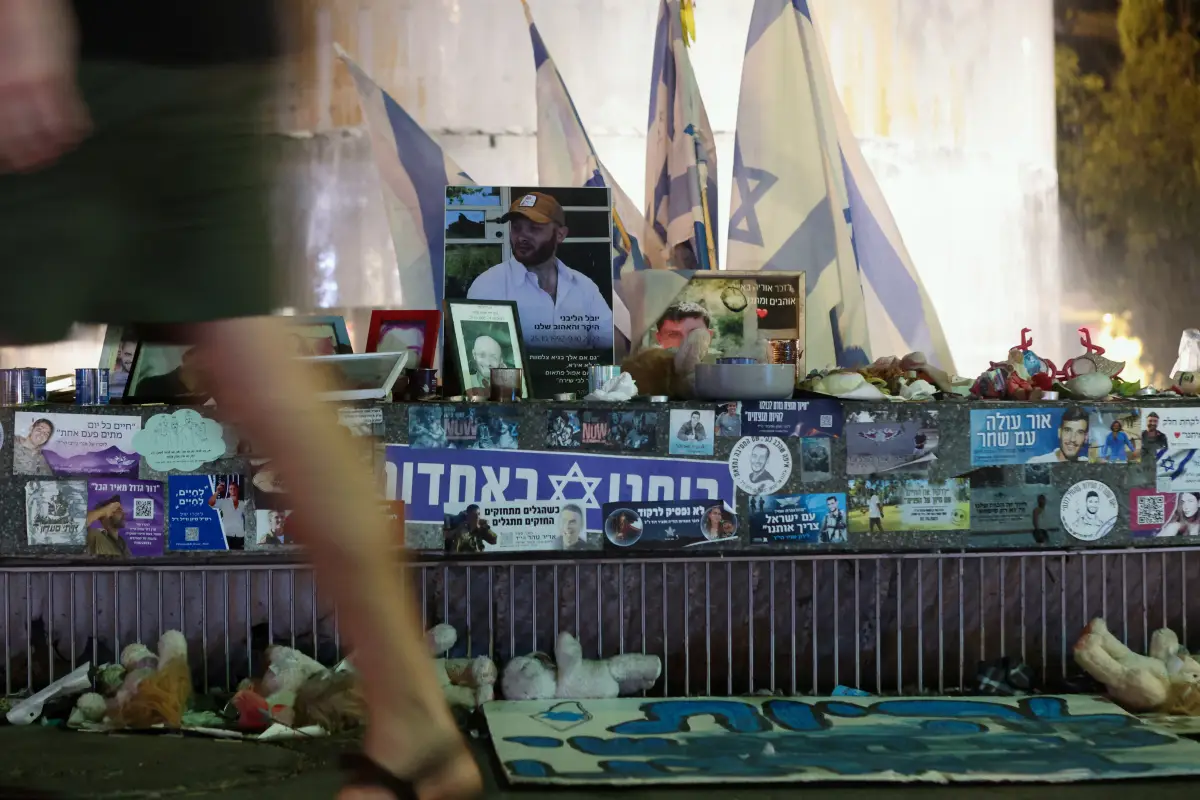 Un hombre mira caminando en la Plaza Dizengoff donde se exhiben recuerdos de rehenes secuestrados durante el ataque mortal del 7 de octubre, en Tel Aviv, Israel, el 11 de septiembre de 2024.