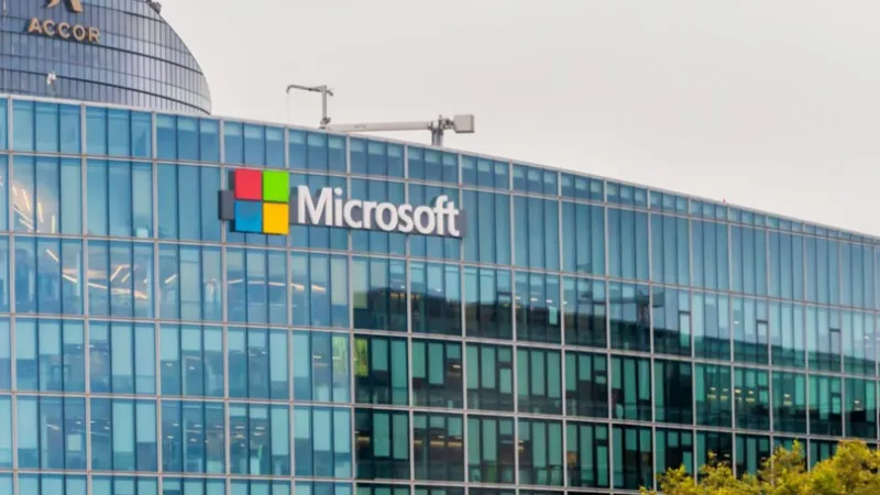 Fachada de edificio con el logo de Microsoft..