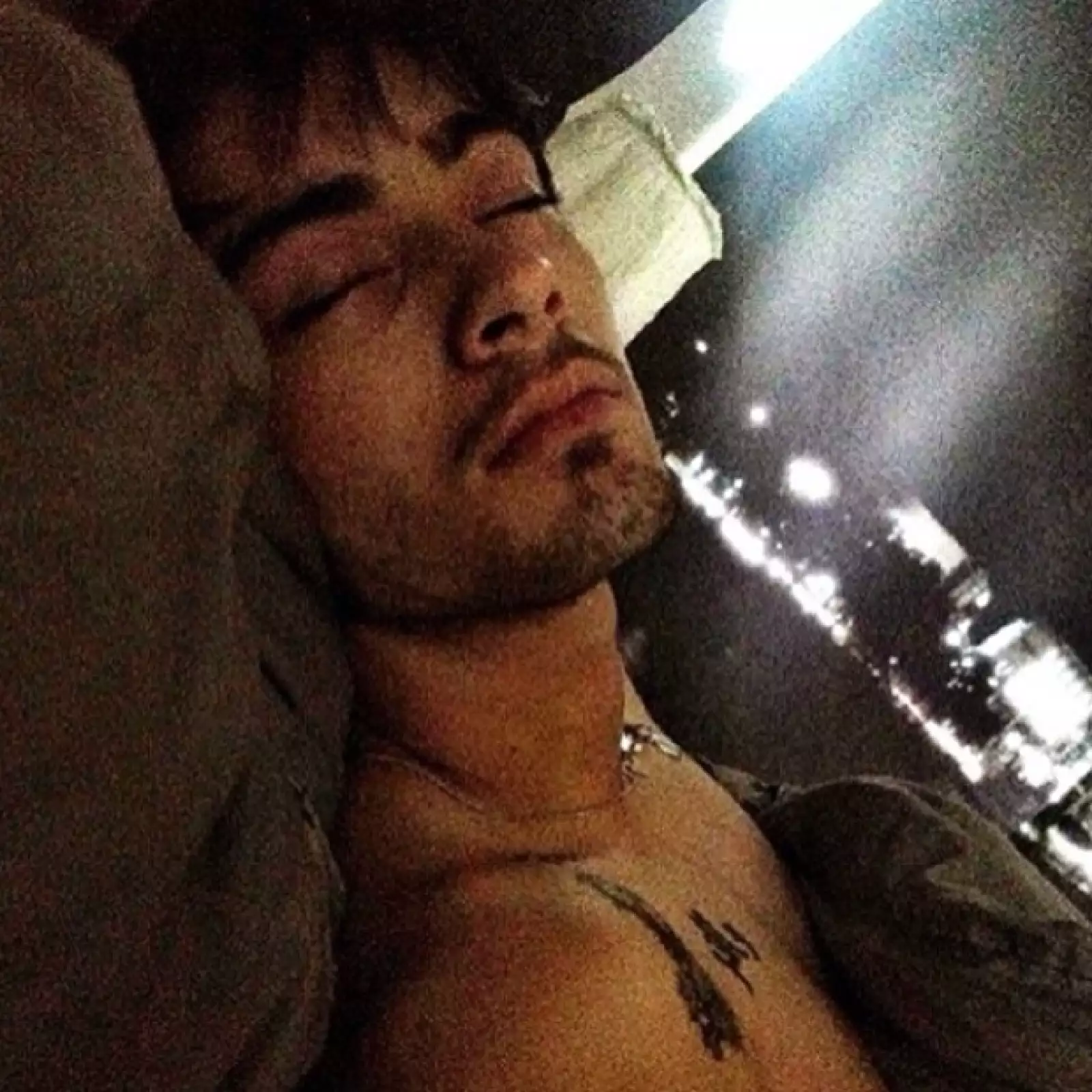 Zayn Malik podría derretir a sus fans con fotos como esta en la que aparece durmiendo en su cama.