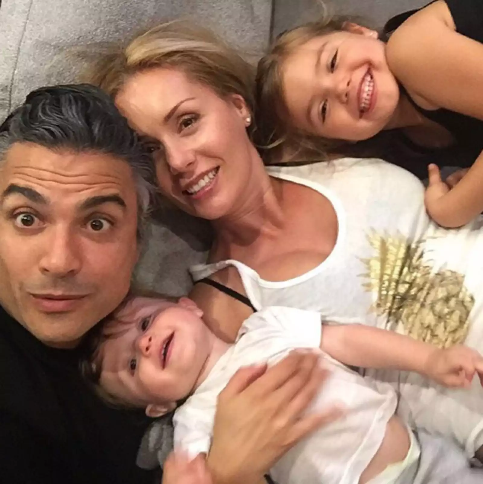 Extraño mucho verlos, ahora que me voy y los dejo en Los Ángeles, mi ilusión es todos los días y cada minuto de los días que estoy lejos de ellos, contar lo que me falta para poderlos abrazar: expresó Jaime.