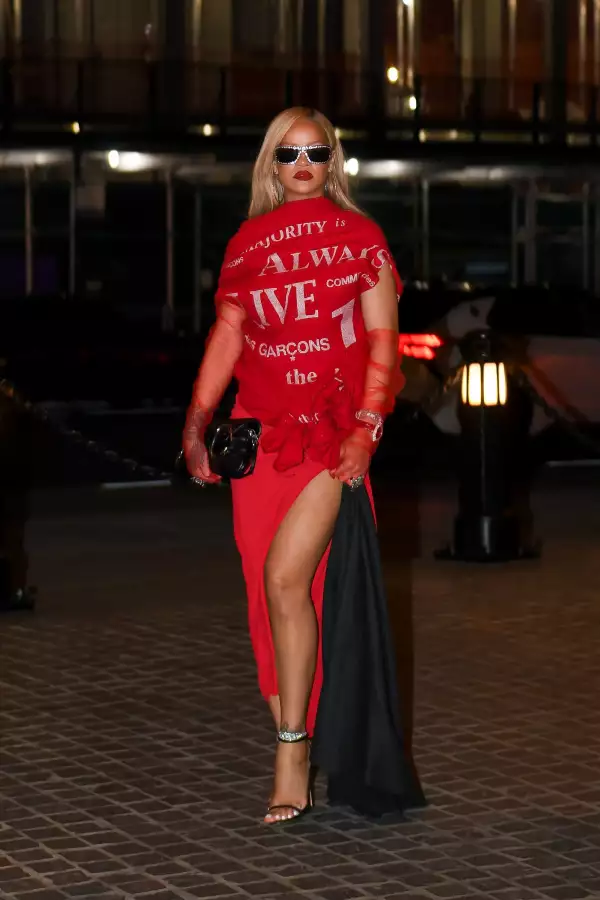 RiRi apuesta por un look gráfico de Comme des Garçons para el Día de las Madres