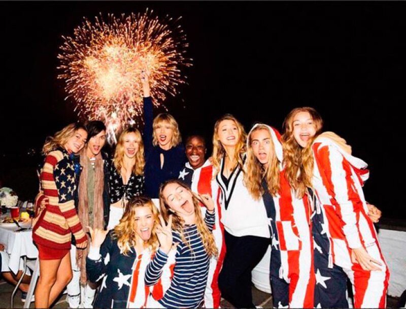 Taylor compartió esta fotografía de su grupo de amigas celebrando el 4 de julio.