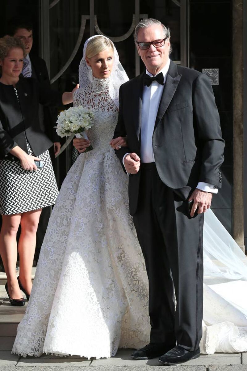 Nicky se dirigió a la limusina de la mano de su padre, Richard Hilton.