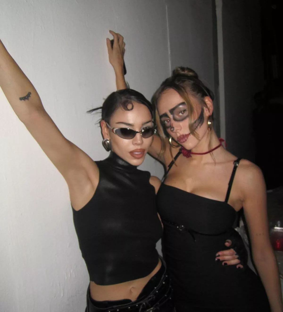 Danna Paola y Ester Expósito en Halloween. 