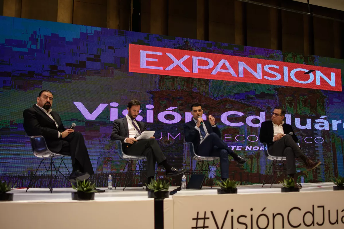 Se observa un foro, donde hay cuatro hombres sentados, dialogando. Se trata de Héctor Palacios, director de RexMed, Federico Talavera, presidente de Desarrollo Económico de Ciudad Juárez, Mario Chacón de Grupo Vesta y Eduardo Javier Solís, consultor especializado en comercio exterior. 