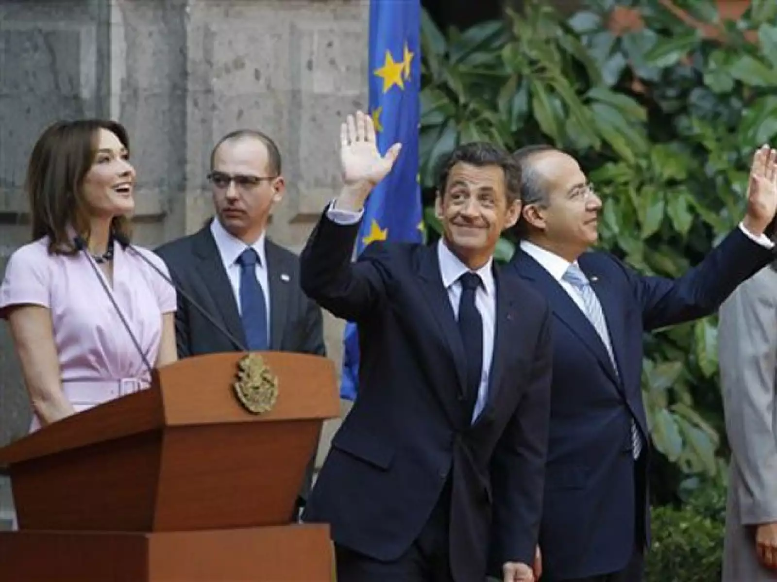 Mientras su esposo saludaba hacia su derecha, Carla Bruni observaba feliz al lado contrario, quizás a la persona que saludaba el presidente de México, Felipe Calderón.