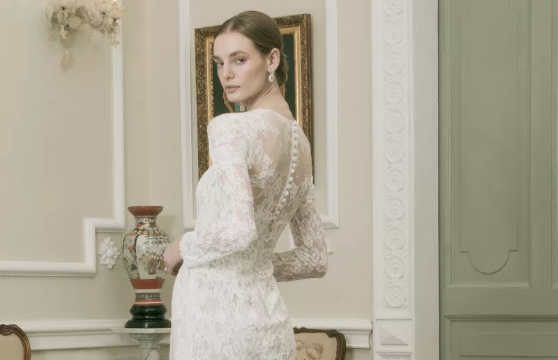 Mujer con un vestido de encaje de Vero Díaz.