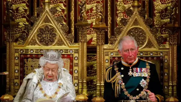 Reina Isabel II y el príncipe Carlos