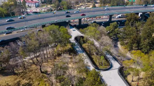 La calzada flotante une la primera y segunda sección del Bosque de Chapultepec