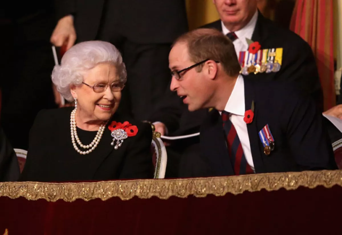 La reina, como en pocas ocasiones, pareció haber disfrutado de la velada en compañía de su nieto, el príncipe William.