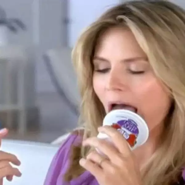 Heidi no pudo soportarlo y además de “chupar” la cuchara, sorbió el vasito contenedor.