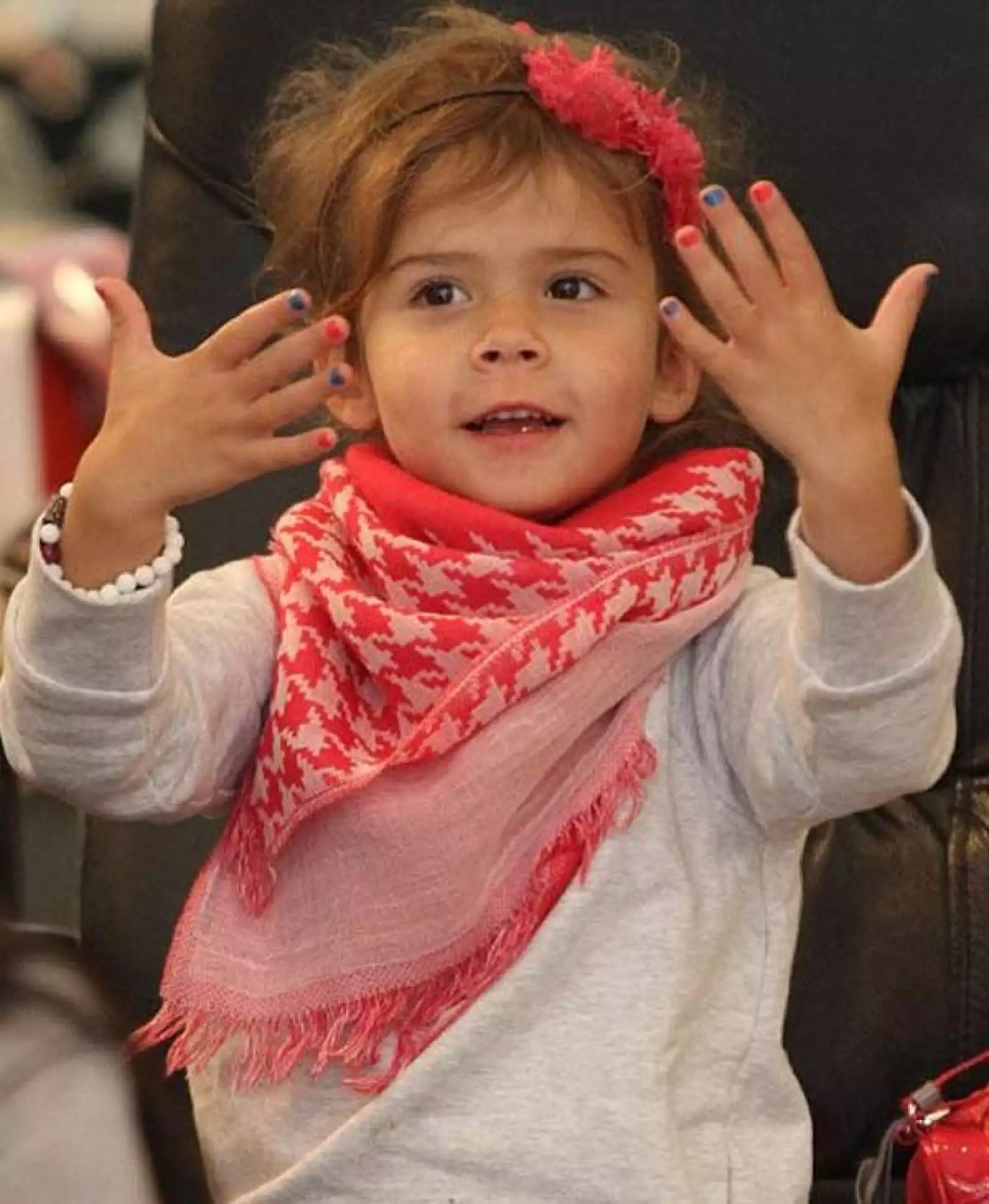 Honor quiere estar en tendencia y por eso se pintó las uñas de diferentes colores.