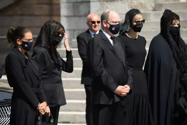 Princesa Estefanía de Mónaco, princesa Carolina, príncipe Alberto II de Mónaco, princesa Charlene de Mónaco y Melanie Antoinette de Massy 