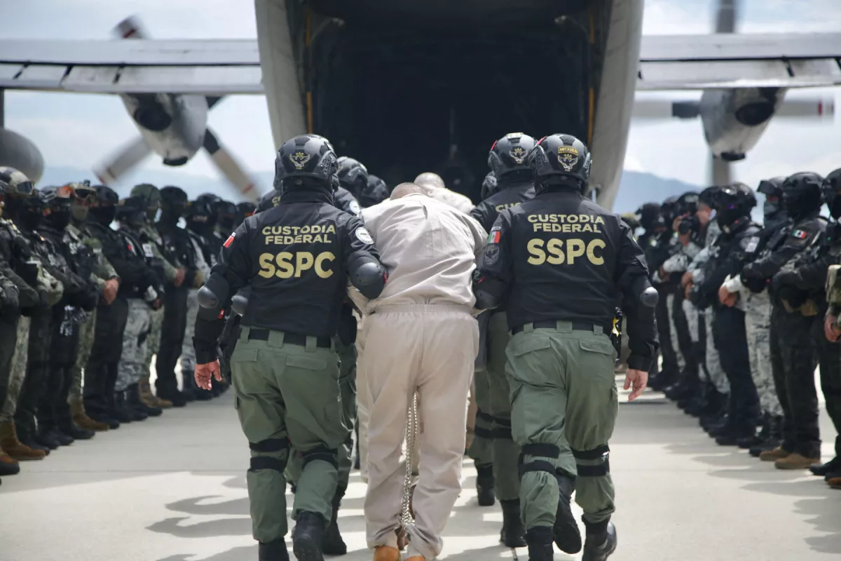 Mexico transfers cartel members to the U.S.