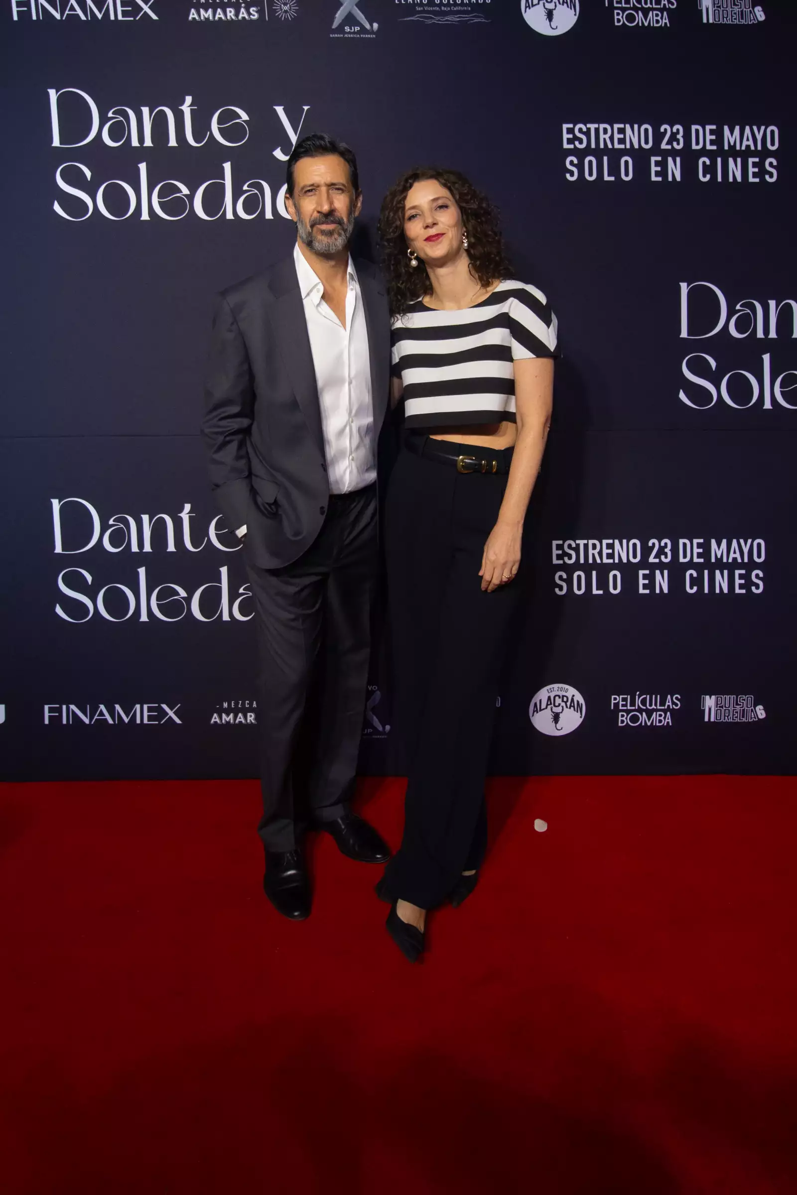 DANTE Y SOLEDAD ALFOMBRA ROJA
