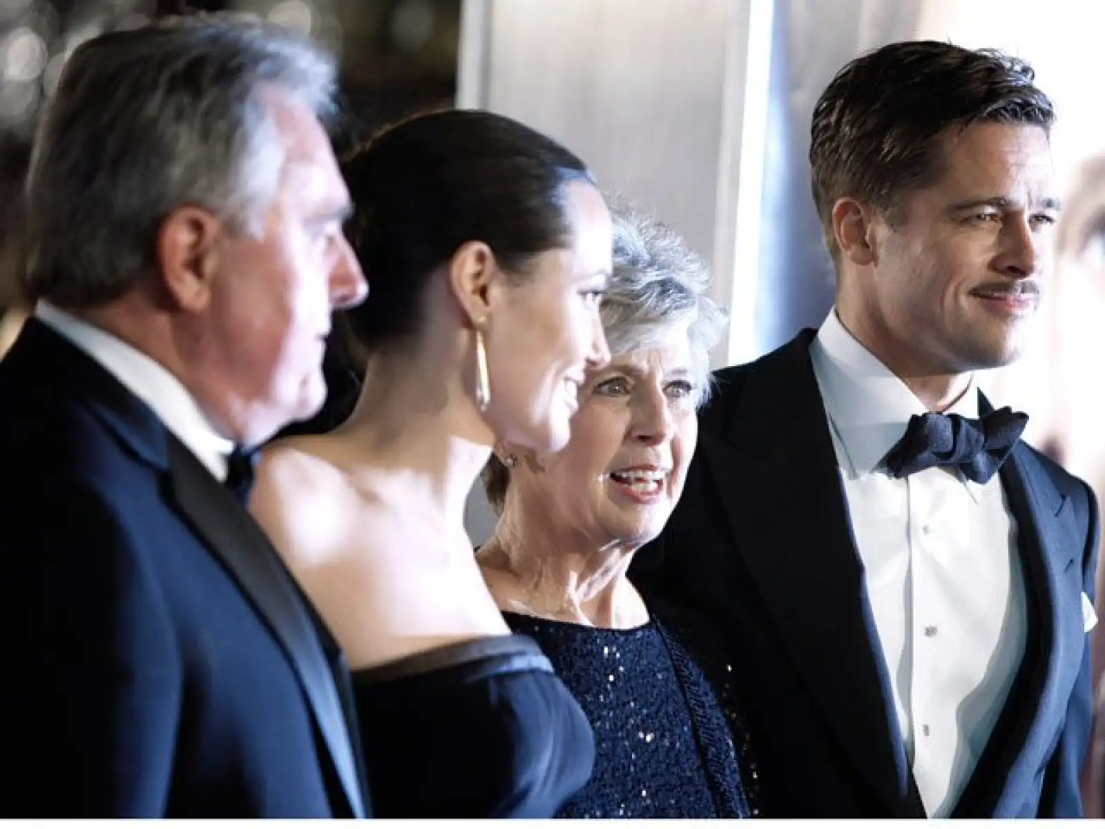 William Pitt, el padre de Brad; Angelina Jolie, Jane Pitt, madre del actor, y Brad Pitt.