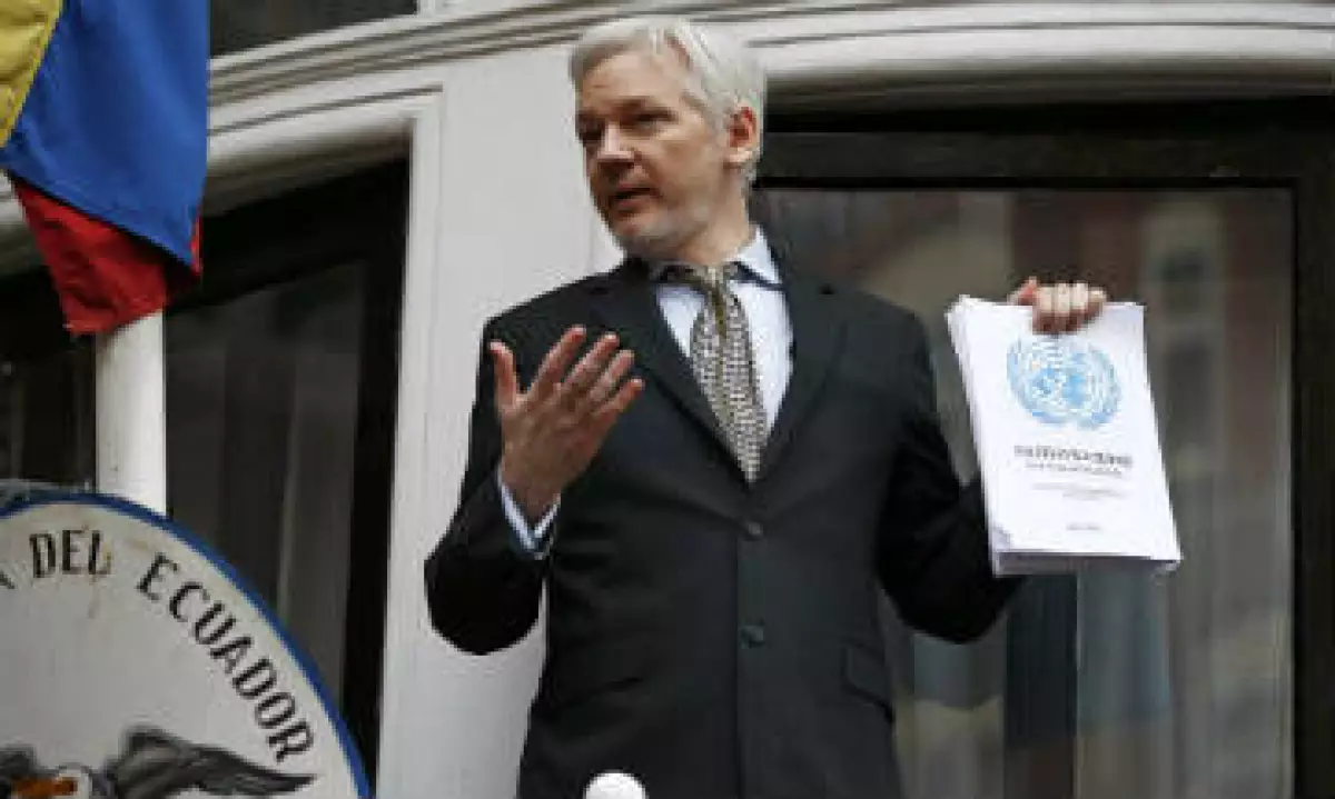 "Qué momento dulce. Esta es una victoria innegable", dijo Assange desde el balcón de la embajada. (Foto: Reuters)