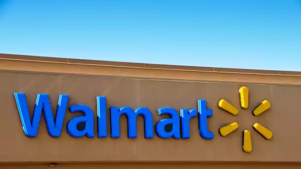 Walmart ha sido criticada por pagar menores salarios que algunos de sus rivales, como Amazon. 