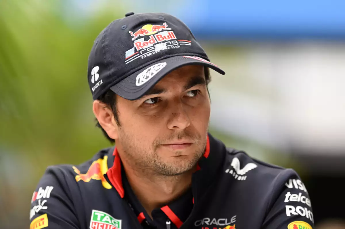 Foto de Checo Pérez con gesto serio, vistiendo el uniforme de Red Bull.